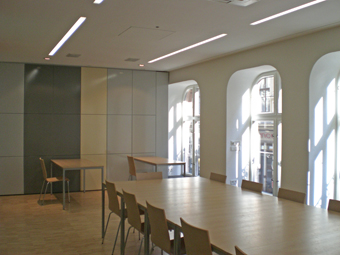 Prostor za sastanke, pogled prema fasadi, prozorima i stjenskim ormarima
