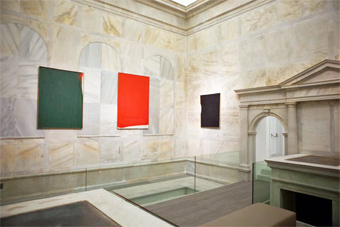 Unutrašnjost izložbenog prostora Frauenbad i tri slike Arnulfa Rainera