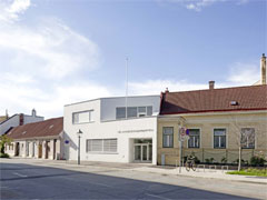 Ulični pogled s fasado otroškega vrtca Twinni v mestu Baden