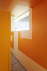 Sanitarije za otroke, oblikovano v oranžasti barvi