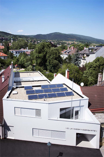 Zračna snimka dječjeg vrtiča s fotovoltaičnima panelima na krovu