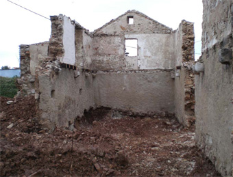Slika ruševine hiše ob začetku sanacije